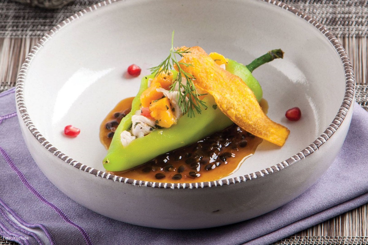 Chile de agua rellenos de quesillo. . . . . . . . . $ 150